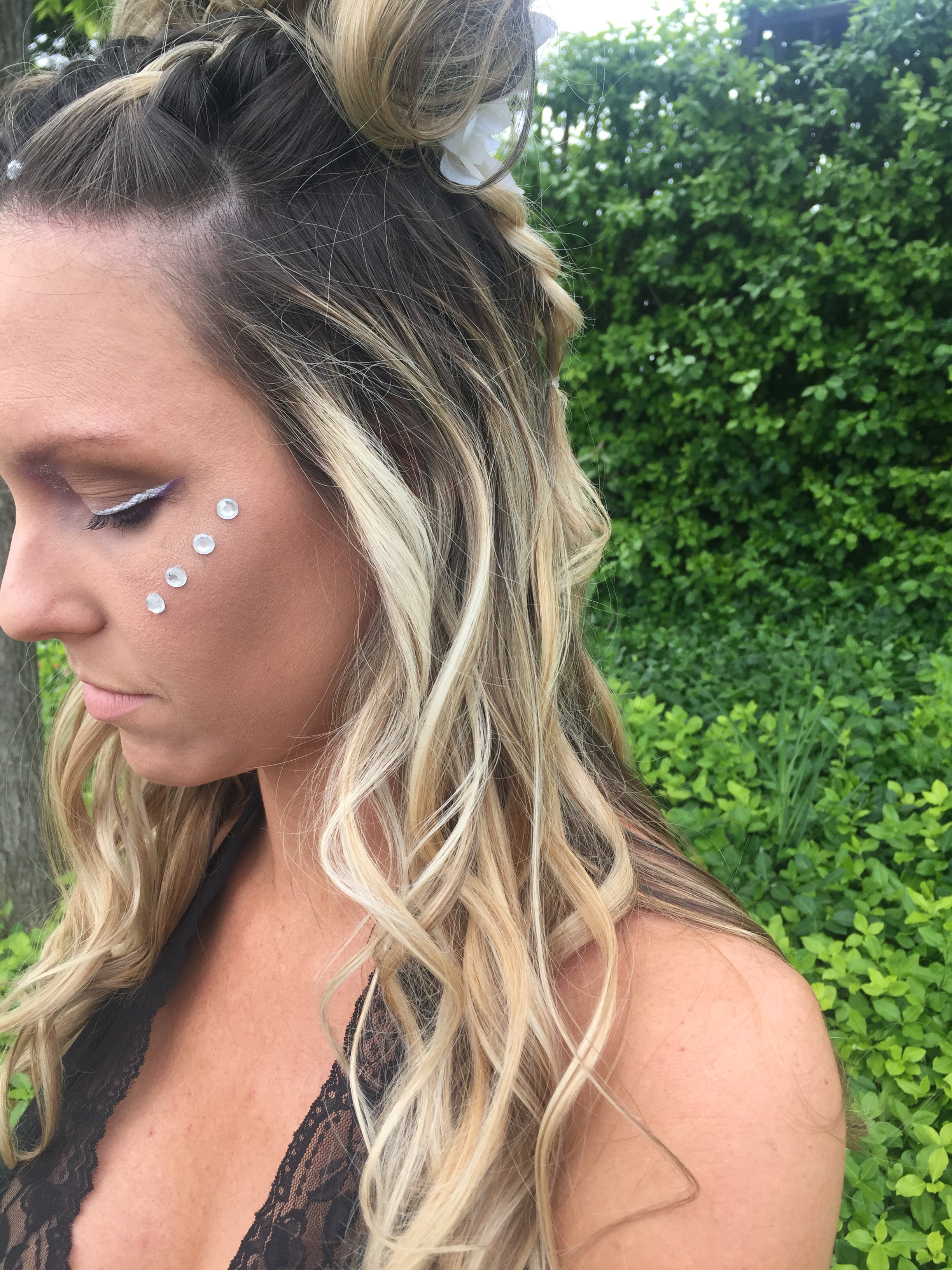 Rhinestones on the cheek complete the look for a festival.